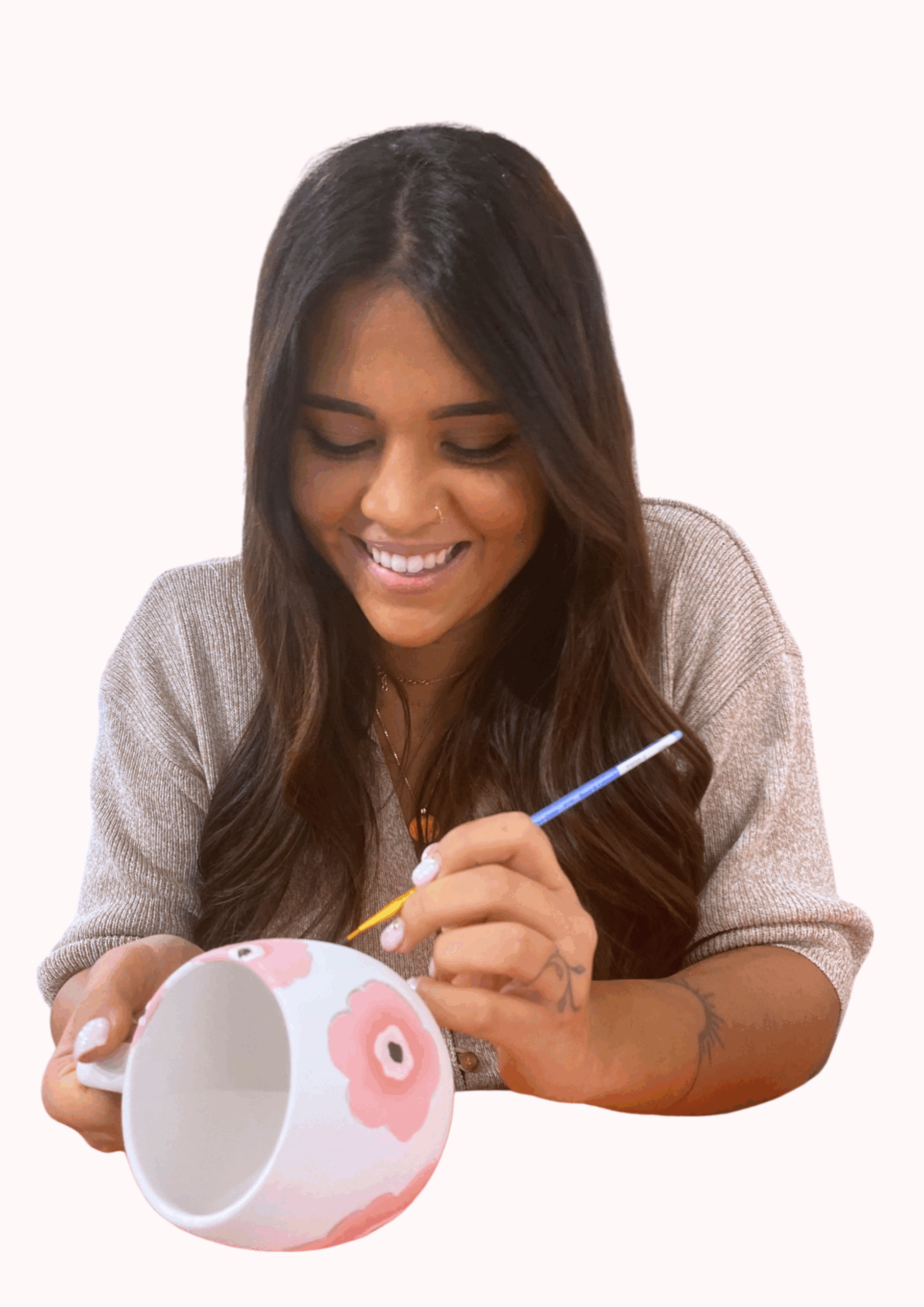 femme qui peint sur un mug