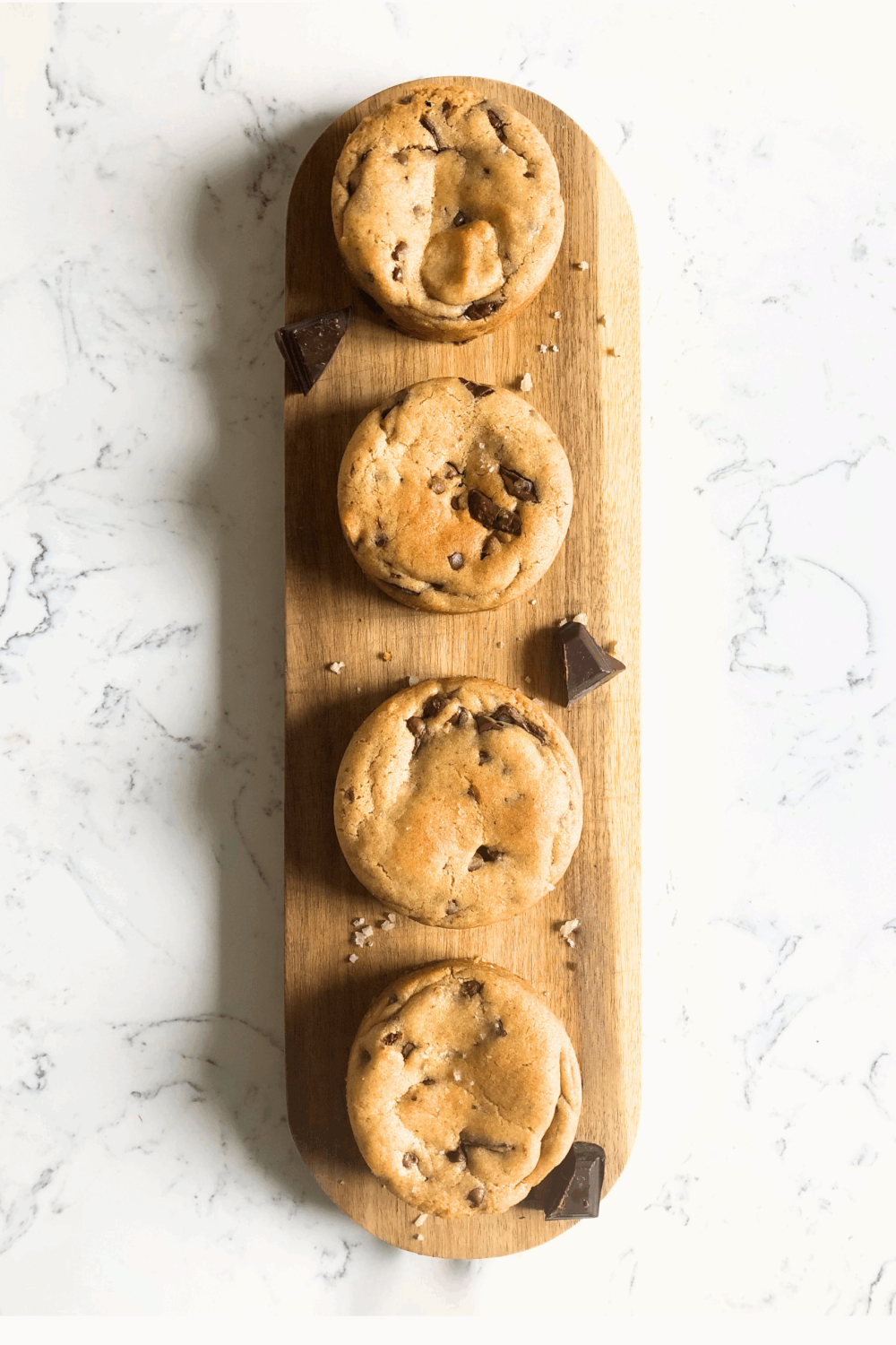 Cookies sur plateau en bois