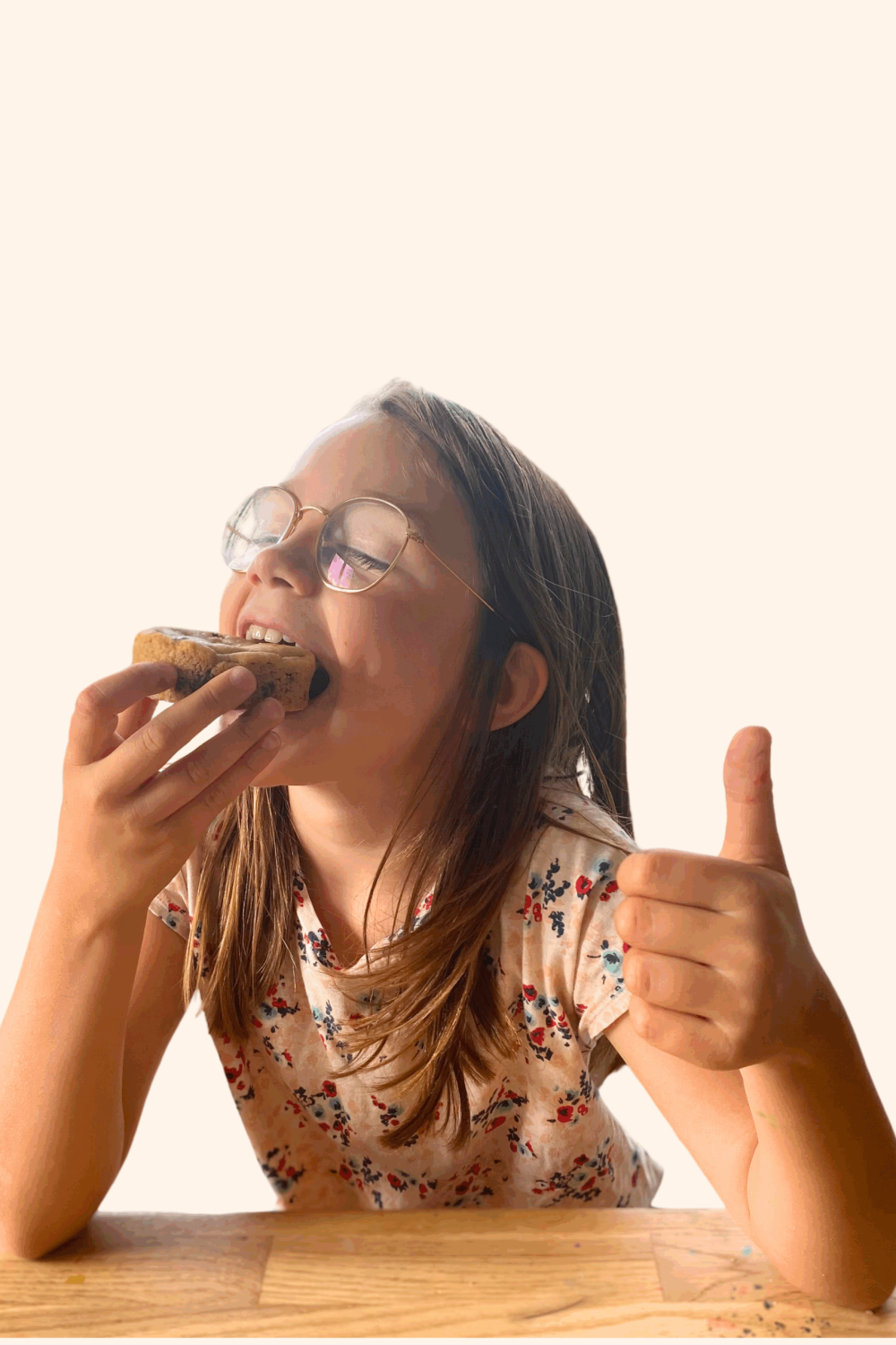 enfant qui mange un cookie